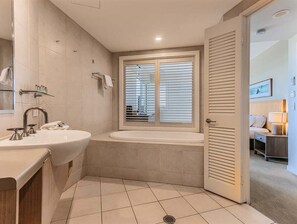 Hair dryer, towels - The Pool Resort Kingscliff - Studio Apt - Holiday Management Co. (Tweed)