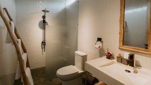 尊爵別墅 | 浴室 | 淋浴設備、免費盥洗用品、吹風機、坐浴桶