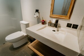 Exclusive Villa | Bathroom | Shower, free toiletries, hair dryer, bidet - THE PAHALA VILLAS (Kutuh)