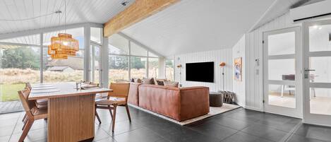 TV, peis, fotballspill og bordtennis