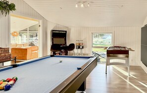 Games room - Beautiful home in Blåvand with kitchen (Blåvand)