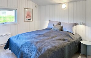 4 bedrooms, travel cot, free WiFi - Beautiful home in Blåvand with kitchen (Blåvand)