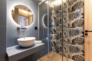 Shower, hair dryer, towels