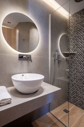 Douche, sèche-cheveux, serviettes fournies