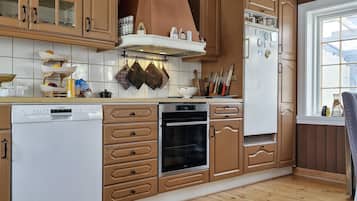 Fridge, dishwasher, coffee/tea maker