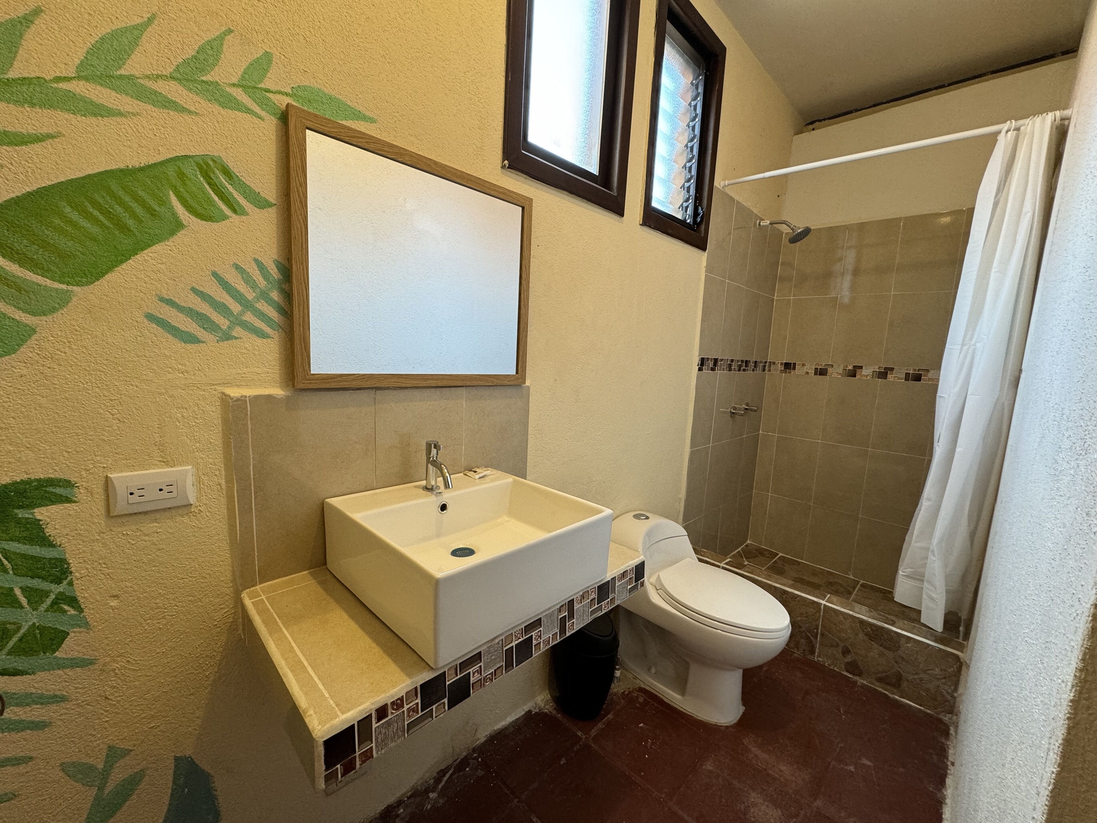 Ein Badezimmer mit Waschbecken, Toilette und Dusche.