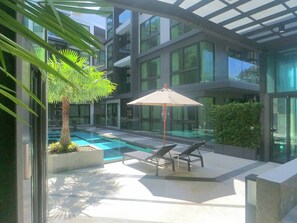 Una piscina al aire libre