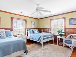 4 bedrooms, desk, iron/ironing board, free WiFi - Kickback Cottage~ Private Beach Access, Pool Table, Sunrises on the Porch! (Oak Island)