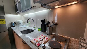 Fridge, microwave, stovetop, electric kettle - High Ceiling Home by the Pool w/ Beach, Wi-Fi & Netflix
 (Lapu-Lapu City)