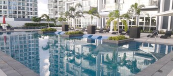 High Ceiling Home by the Pool w/ *Beach, Wi-Fi & Netflix