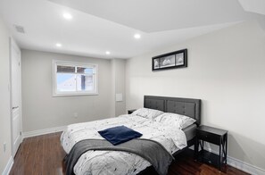 3 bedrooms, free WiFi, bed sheets - Gorgeous,spacious and bright 3 bedroom Walkout Basement! (Oshawa)