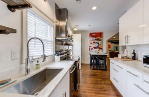 Fridge, microwave, oven, stovetop - Safe, convenient Vacation Rental in Midtown - Sleeps 7 w/3 full bathrooms! (Atlanta)
