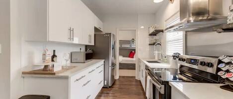 Een koelkast, een magnetron, een oven, een kookplaat