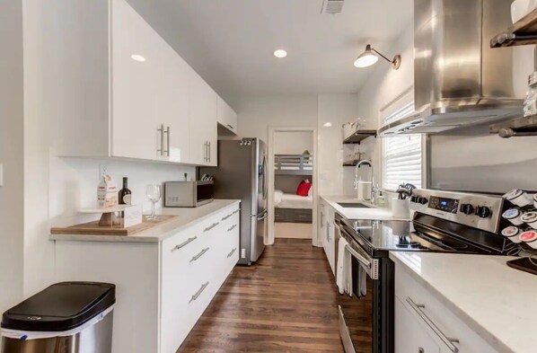Fridge, microwave, oven, stovetop - Safe, convenient Vacation Rental in Midtown - Sleeps 7 w/3 full bathrooms! (Atlanta)