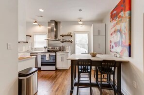 Fridge, microwave, oven, stovetop - Safe, convenient Vacation Rental in Midtown - Sleeps 7 w/3 full bathrooms! (Atlanta)