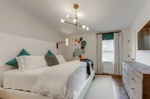 3 habitaciones, escritorio y tabla de planchar con plancha 