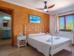 3 bedrooms, internet, bed sheets