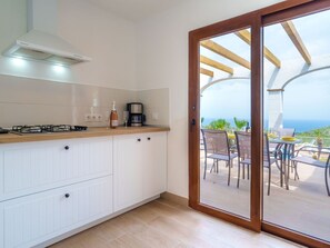 Kühlschrank, Wasserkocher mit Kaffee-/Teezubehör, Toaster, Hochstuhl
