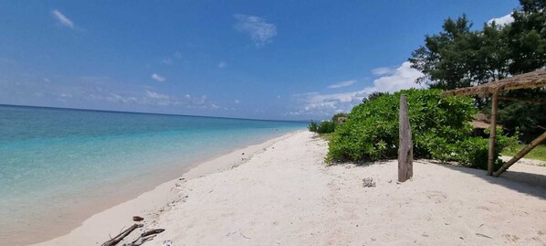 En la playa, arena blanca