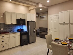 Jääkaappi, mikroaaltouuni, leivänpaahdin, ruokailupöytä