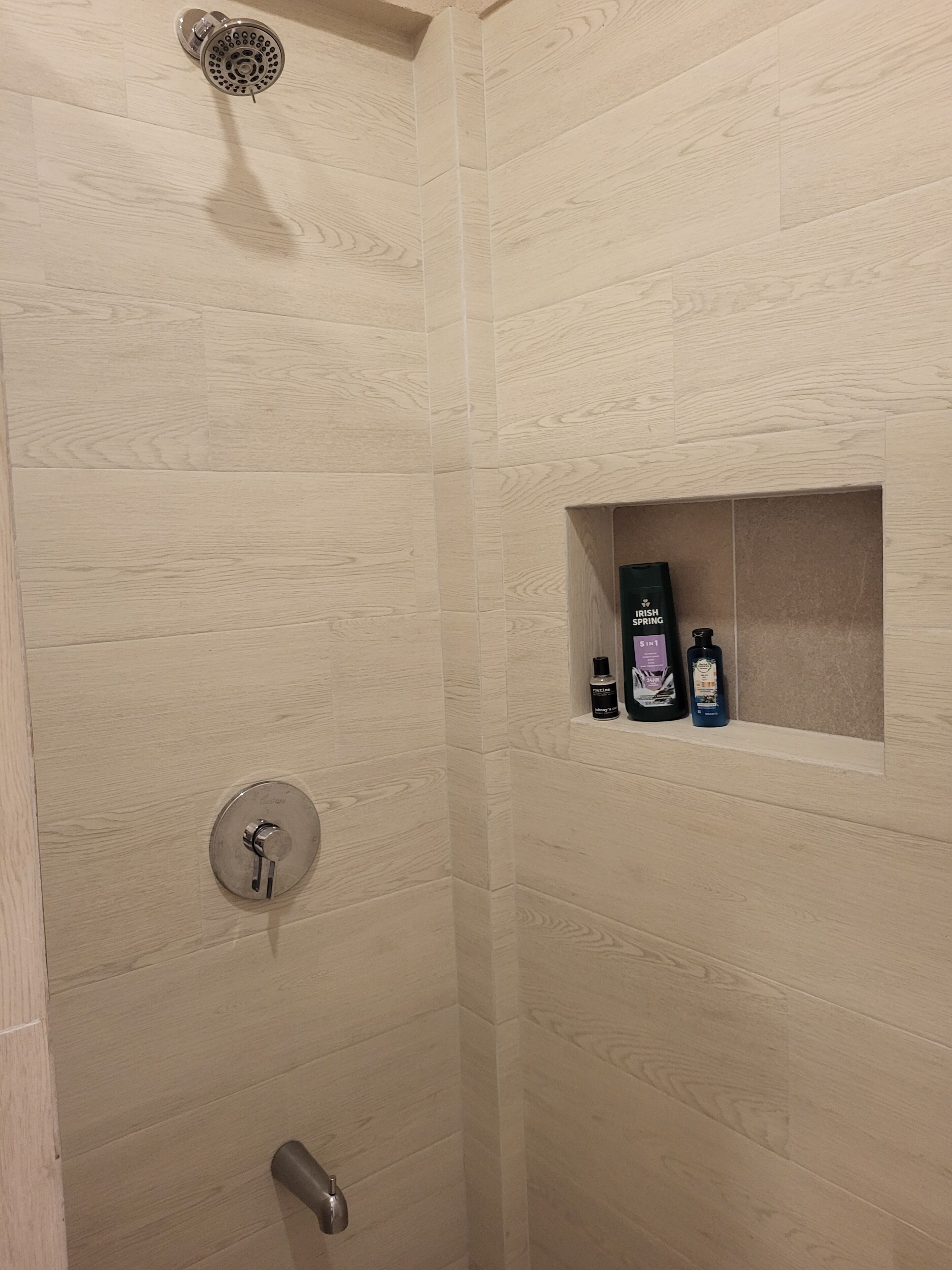 Toalhas de banho, sabonete, papel higiênico 