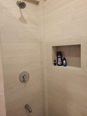 Pyyhkeet, saippua, vessapaperi