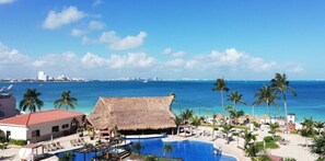 A heated pool - Cancún | Romantic Beach Retreat | Pool + Beach (Cancun)