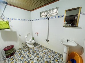 Rainfall showerhead, hair dryer, bathrobes, slippers - CÁT TIÊN RIVERSIDE hotel (Tan Phu)