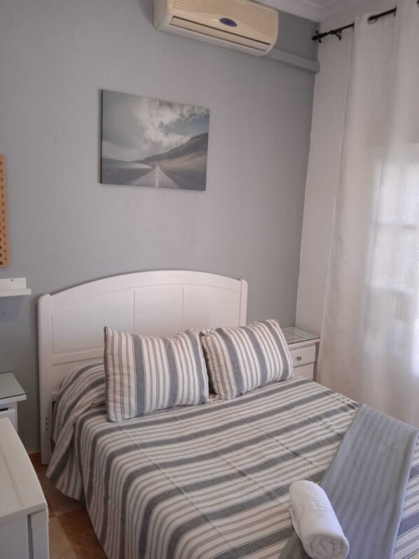 2 habitaciones, tabla de planchar con plancha, wifi y ropa de cama 