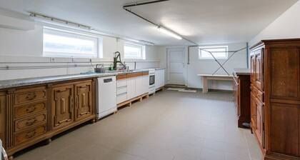 Huswell - Spacious getaway close to the beach and airport