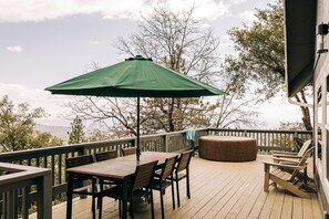 Outdoor dining - Escape to Tranquility: Views & Modern Amenities (Idyllwild-Pine Cove)