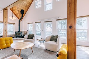 Fernseher, Kamin, Bücher, Stereoanlage