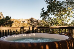 Outdoor spa tub - Escape to Tranquility: Views & Modern Amenities (Idyllwild-Pine Cove)