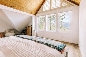 3 bedrooms, iron/ironing board, travel crib, WiFi - Escape to Tranquility: Views & Modern Amenities (Idyllwild-Pine Cove)
