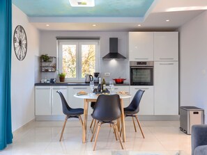 Een koelkast, een microgolfoven, een oven, een vaatwasser