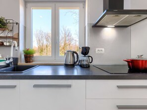 Kjøleskap, ovn, oppvaskmaskin og brødrister