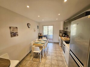 Kjøleskap, mikrobølgeovn, ovn og oppvaskmaskin