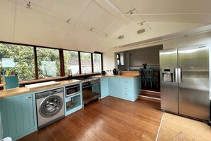 Geladeira, micro-ondas, fogão, cooktop