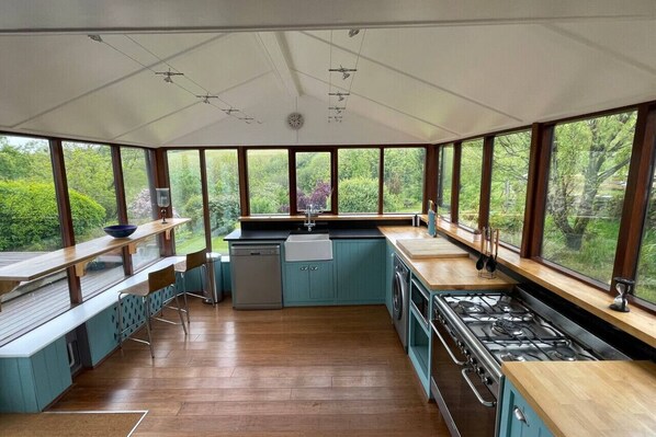 ثلاجة، ميكروويف، فرن، موقد طهي مسطح