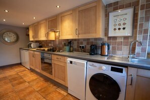 Køleskab, mikrobølgeovn, ovn, kogeplade