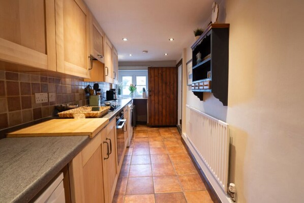 冷蔵庫、電子レンジ、オーブン、コンロ