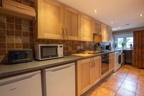 Køleskab, mikrobølgeovn, ovn, kogeplade