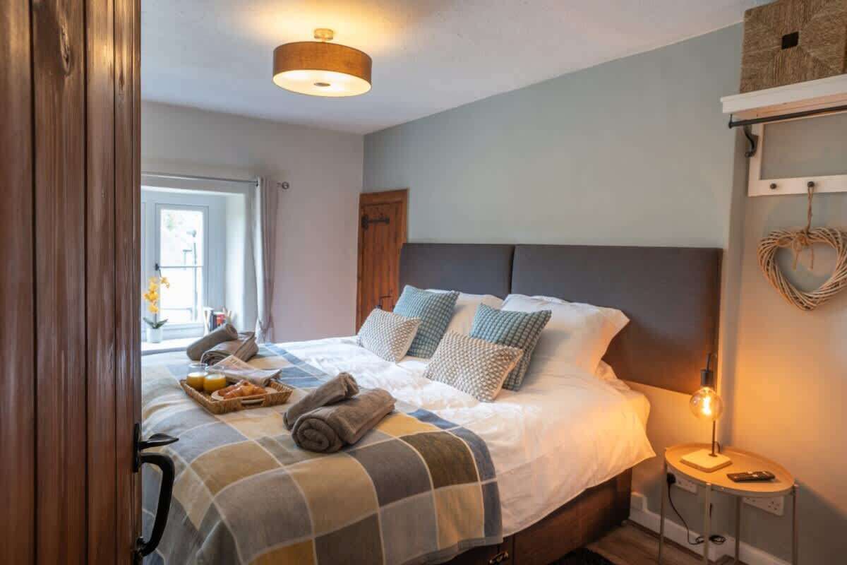 2 bedrooms, iron/ironing board, travel cot, WiFi