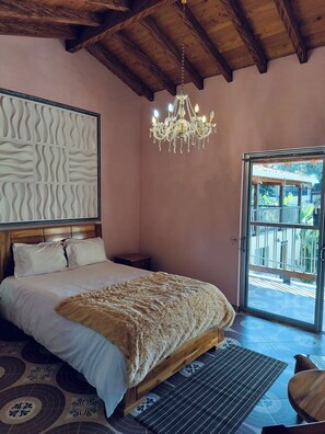 Escritorio, cortinas blackout y tabla de planchar con plancha