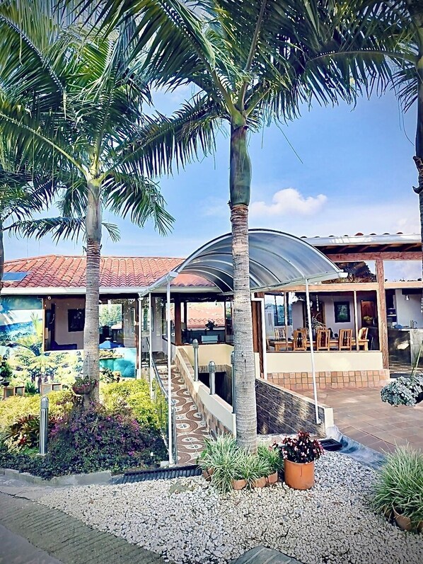 Fachada de la propiedad