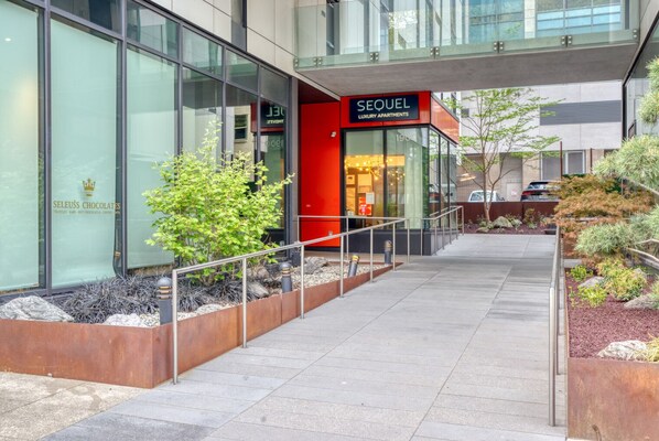 Exterior detail - Divine Downtown Jr 1BR w/ Gym & Lounge, nr Nightlife Area, by Blueground (Seattle)