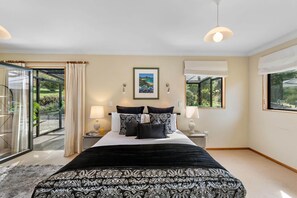 4 soverom, skrivebord, strykejern/-brett og reiseseng for barn