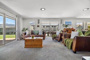 TV, video games, books, stereo - Executive Two Bedroom Luxury Home With Spa (Queenstown)