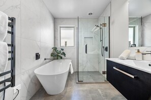 Een douche, een haardroger, handdoeken