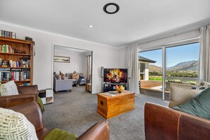 Télévision, jeux vidéo, livres, chaîne hi-fi